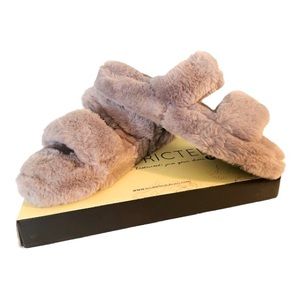 Restricted NWT Faux Fur Furra Grey Cozy Slippers